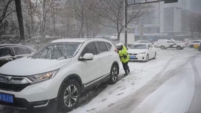 济南遭遇极端暴雪侵袭 全市启动应急响应保障民生