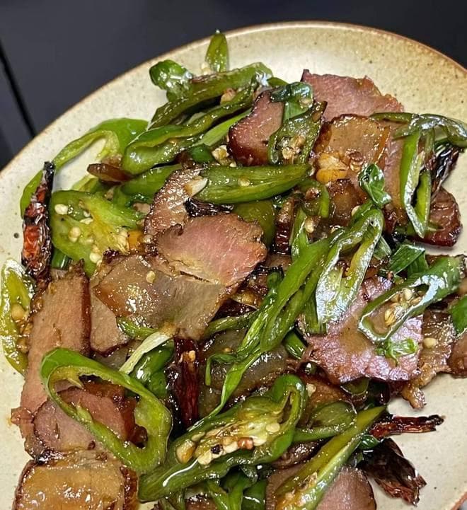 青椒炒腊肉：古早味里的现代风情