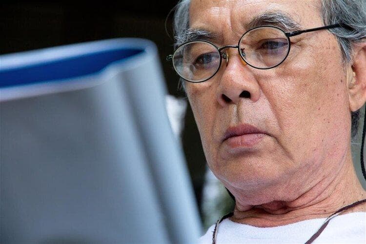 中老年男人的眉毛变长，通常意味着什么？医生：原因要心里有数