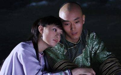 《甄嬛传》中甄嬛与果郡王爱得悲壮，但在真实历史中两人却是另一种关系。