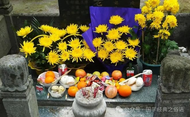 清明上坟必备三样：供品、全家人与敬畏之心