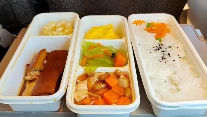 流动的盛宴：高铁美食里的中国“烟火气”