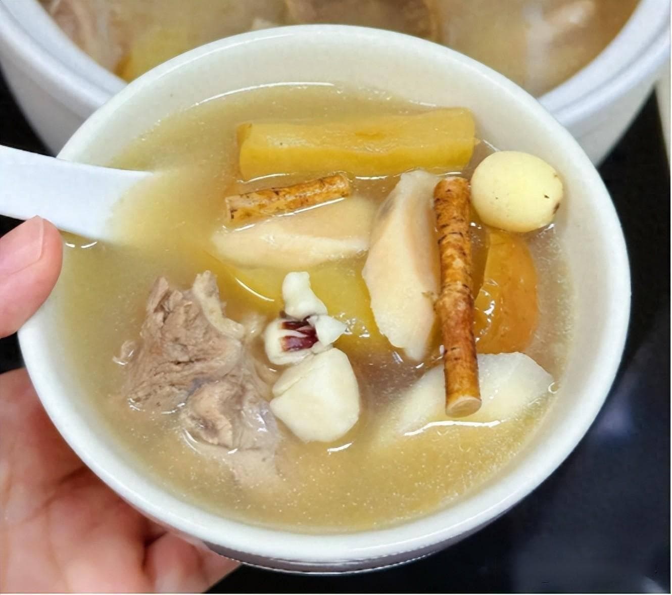 五指毛桃茯苓芡实猪骨汤：秋季健脾祛湿的养生佳品
