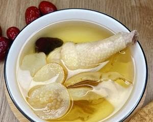 天麻党参炖鸡（中华传统养生菜谱）
