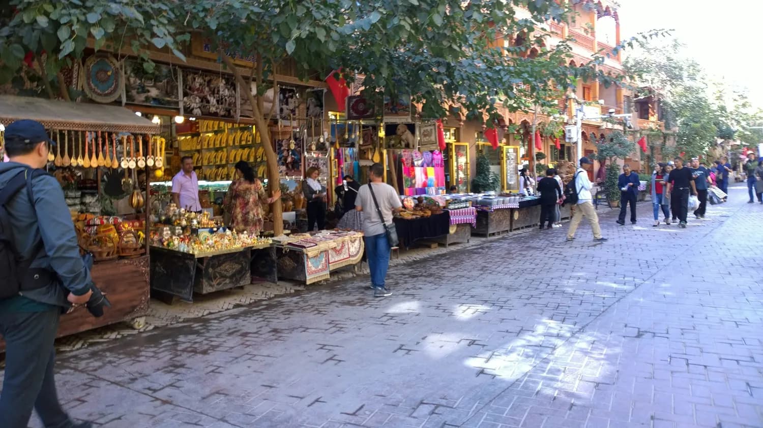 西宁城西区设128个临时摊位，地摊经济与城市治理实现双赢