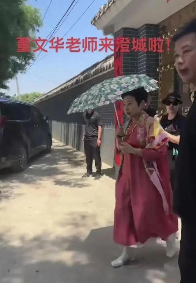 董文华现身陕西农村演出，舞台简陋演唱很卖力，满脸沧桑让人唏嘘
