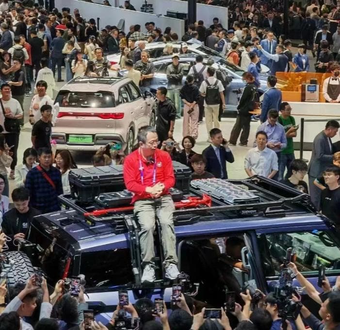 小米SU7坠崖，雷军又一次封神了