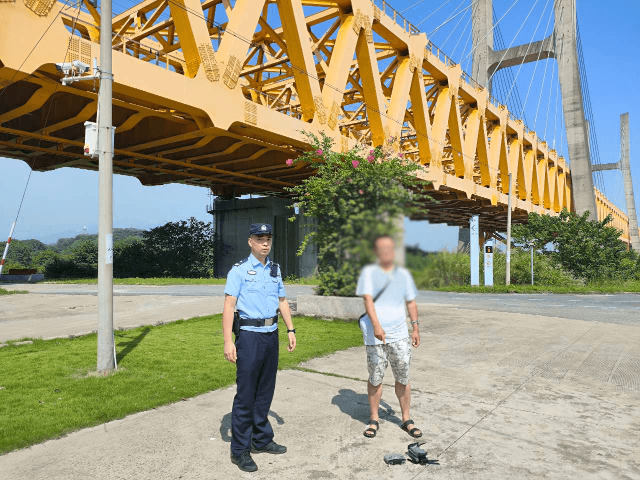 铁路旁违规升放无人机 两男子被罚