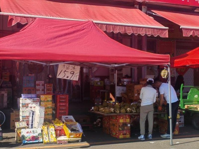 “一天开几百个榴莲，工具都累了”，实地调查榴莲价格大跳水