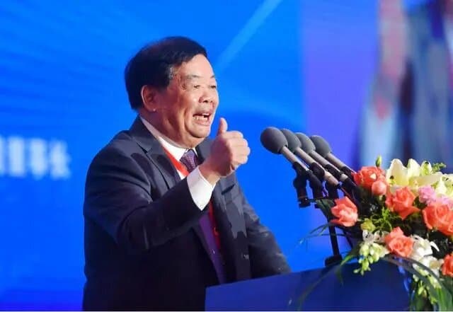 玻璃大王曹德旺：豪宅占地5亩，酒窖藏满了茅台，子女却不愿回家