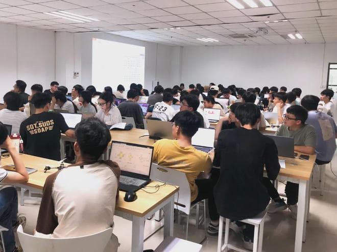 航院学子挑战四轴飞行器：金橙实习周见证理论与实践完美融合！