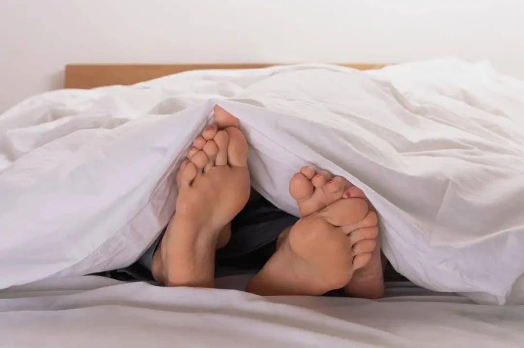 一个改善失眠的小方法：睡觉把脚露在外面