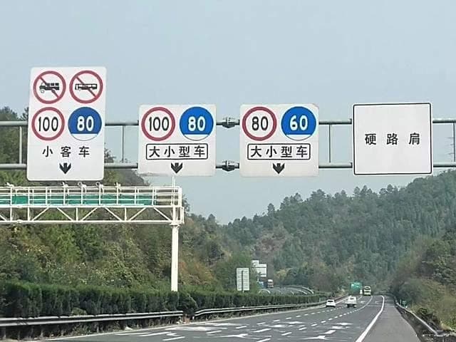高速公路长时间占用最左侧车道跑120km/h是否违法？