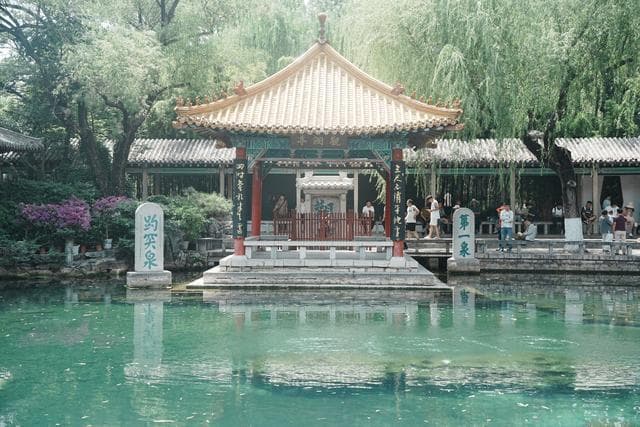 济南三大名胜：趵突泉、大明湖、千佛山，错过这些，别说你去过济南！