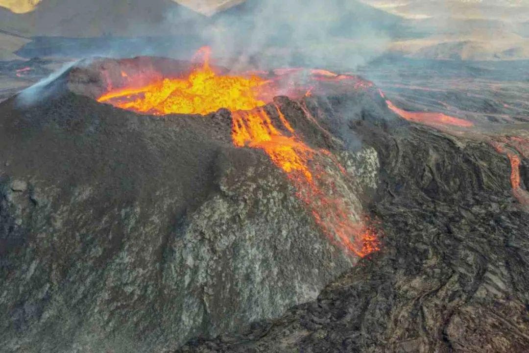 全球火山爆发警报拉响，科学家警告：人类毫无应对方案！