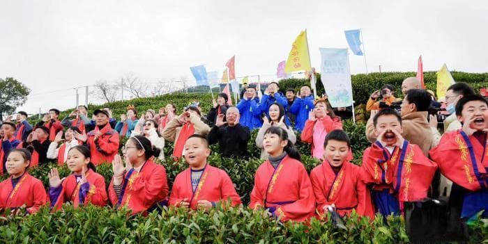 杭州西湖翁家山“喊山祈福” 吸引国际友人体验茶文化