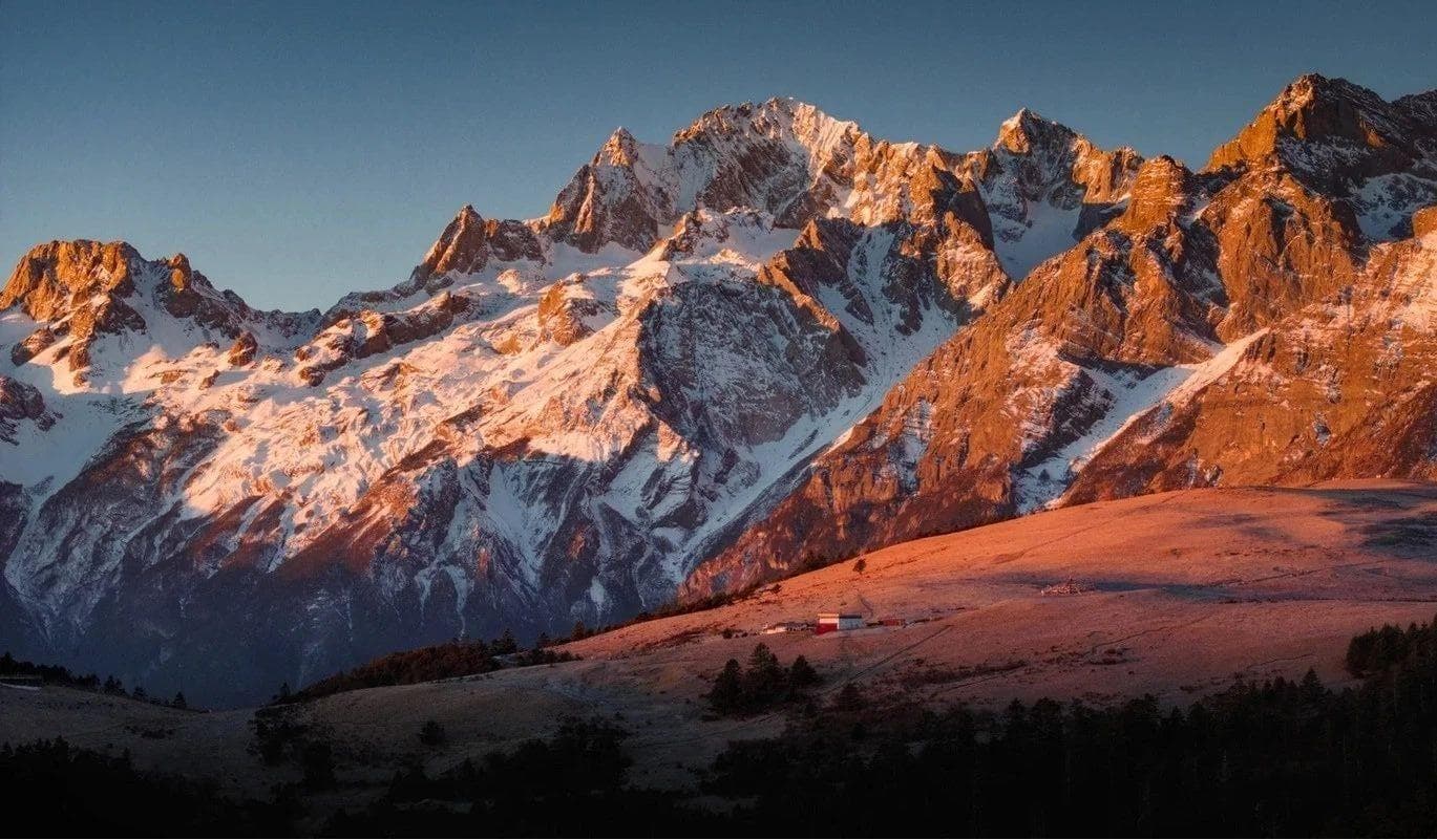 丽江玉龙雪山“日照金山”最佳视角在哪？跟着官方推荐走！