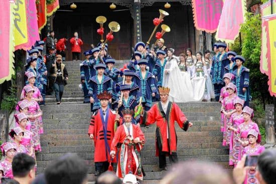 张吉怀高铁带火湘西旅游，芙蓉镇跻身全国古镇六强