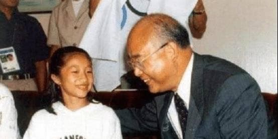 中国体操女神奥运会满分夺冠，18岁因肝病退役，退役后赴美定居