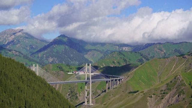 新疆四季游：选对时间，美景全收