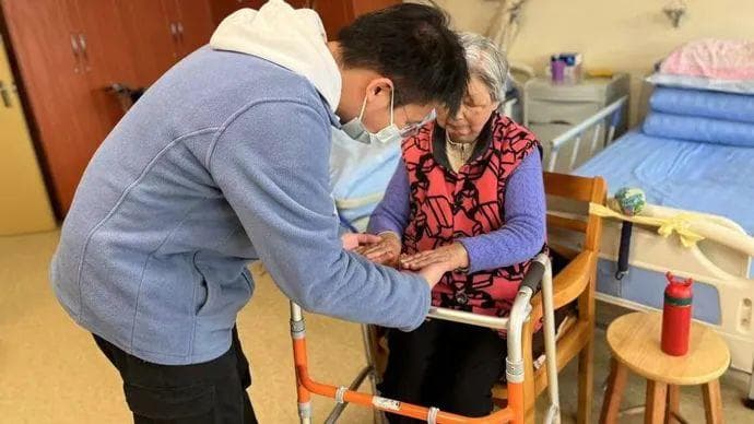 年轻人的就业方向：大学生进入养老行业，适应吗？