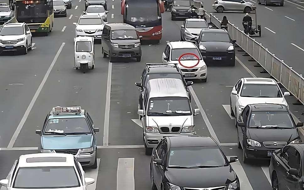前车堵在路口不动，后车压实线变道被扣3分？交警：不懂下次照罚