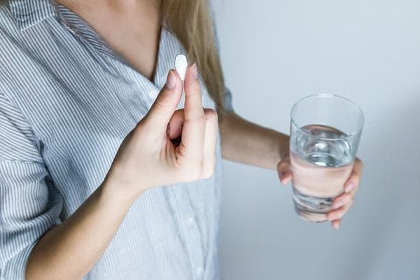 家庭过期药物处理指南：四步交给专业机构