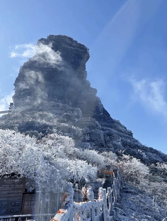 贵州梵净山迎浪漫冰雪美景，游客纷纷慕名赏雪