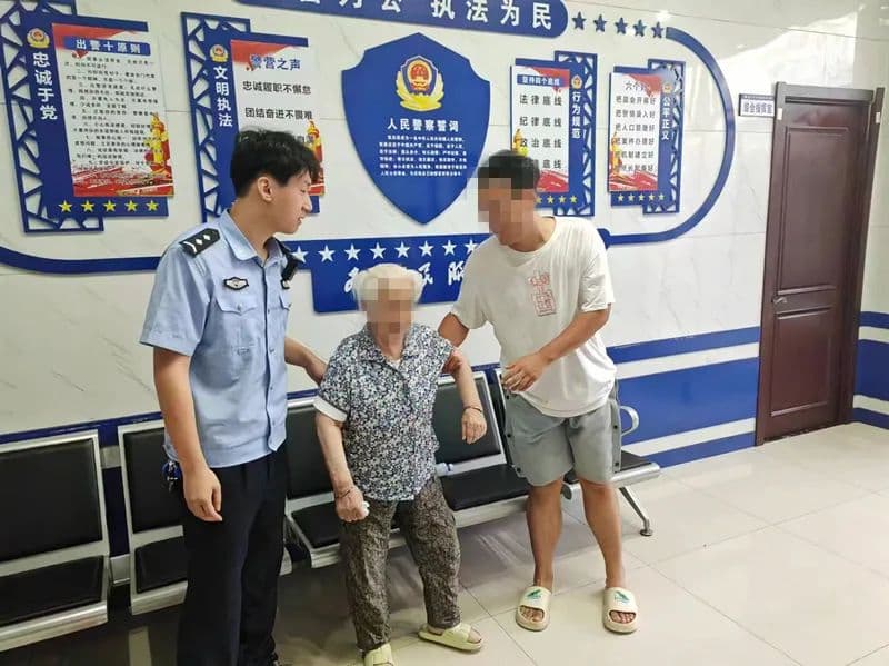 暖心一幕！警民携手救助九旬老人