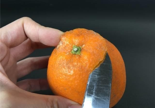 太棒了，剥橙子只用13秒，不伤指甲也不湿手丨实用