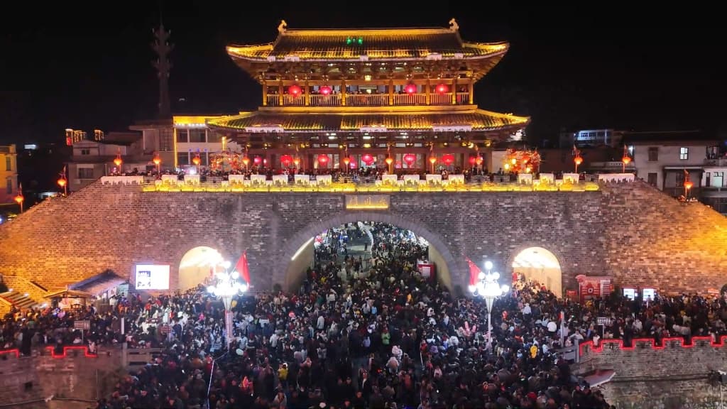 平易近人的县委大院｜福建长汀县委大院假日即变身免费停车场，游客高兴了