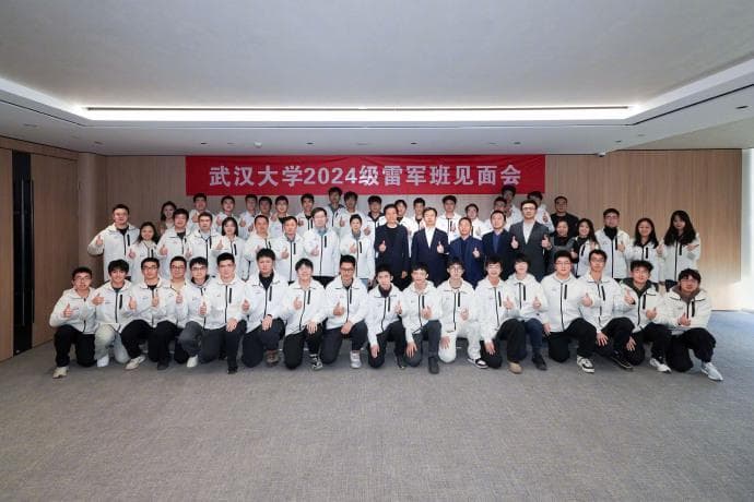 雷军回母校武汉大学，与"雷军班"同学交流：愿培养更多优秀人才