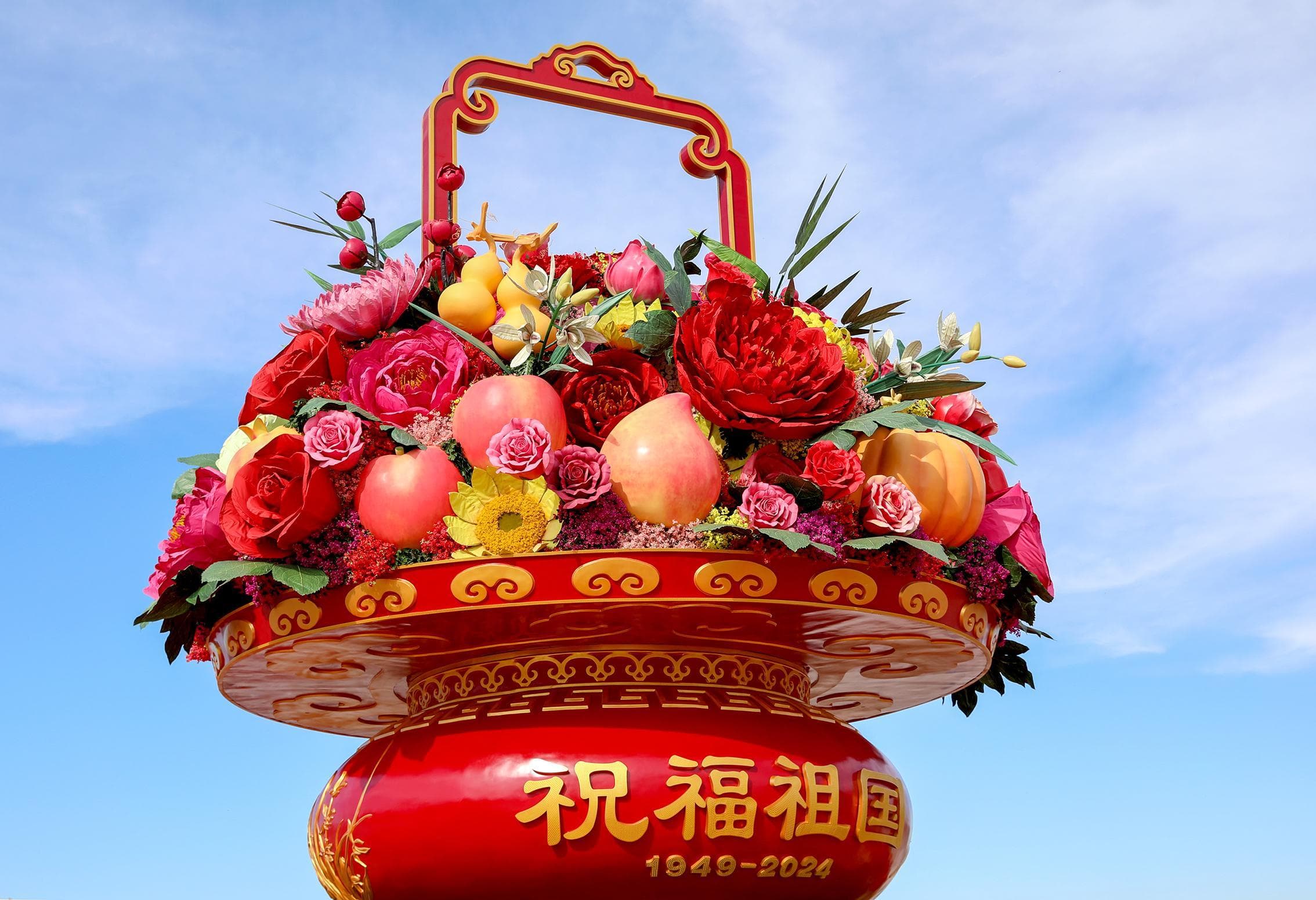 天安门广场“祝福祖国”巨型蔬果花篮首次亮相