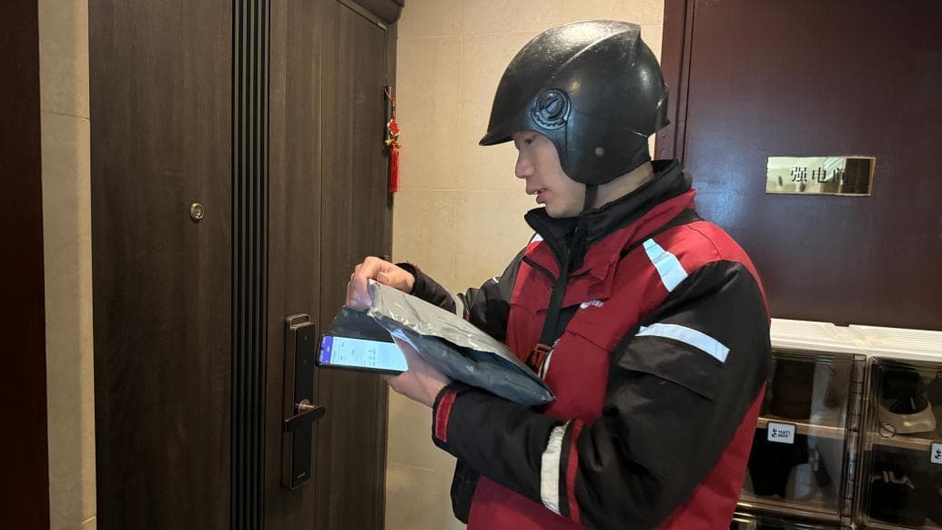 “快递新规”讨论背后，快递员权益保障状况应受关注