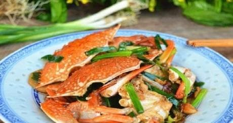 香葱姜炒蟹的制作方法（用姜和葱调味的海鲜美食）