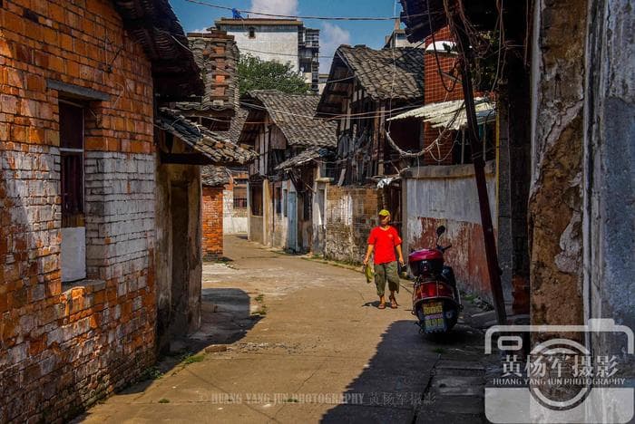 赣州市河套老城区的街巷，逝去的繁华热闹，少有人走动老街很冷清