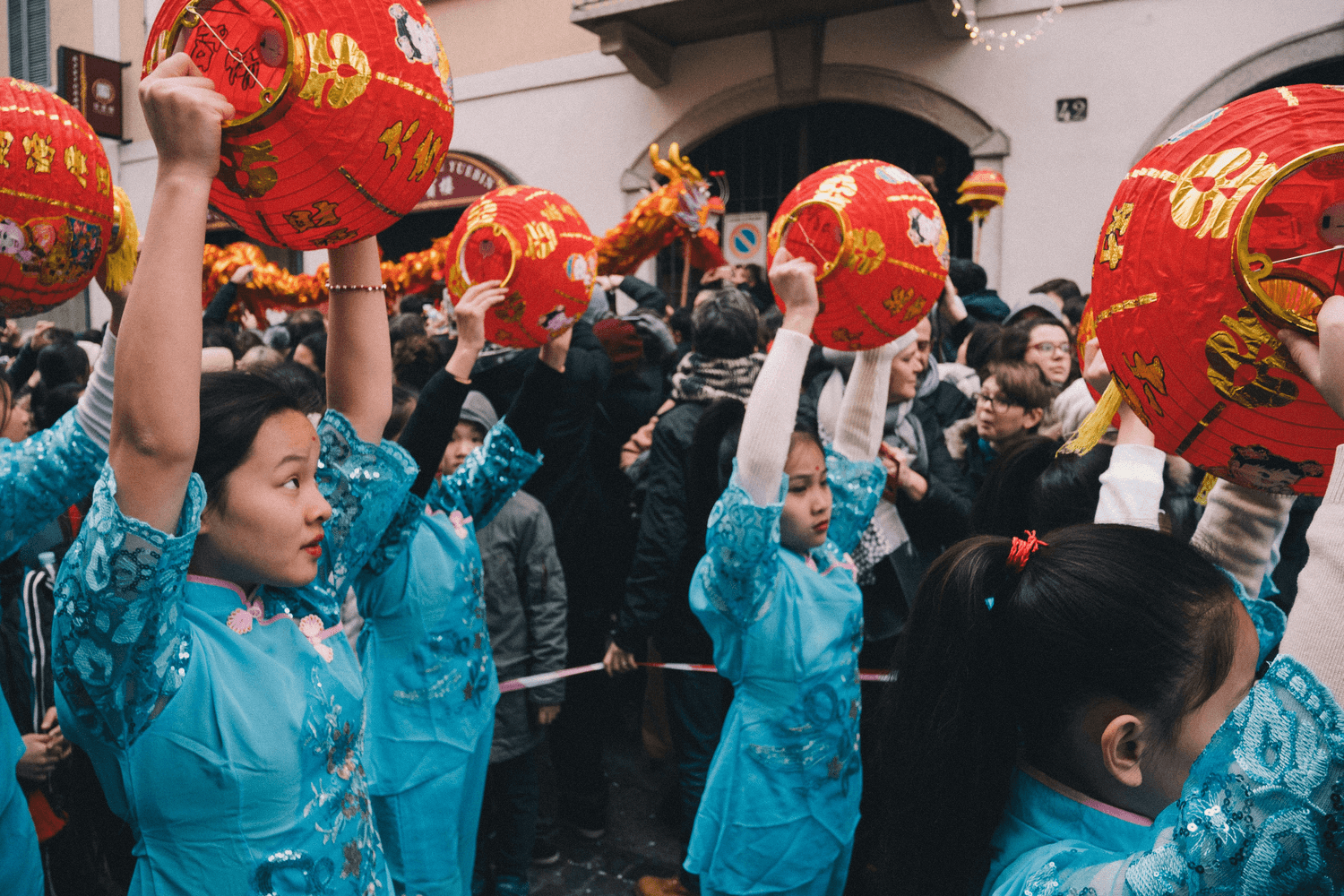 从登门到网络：科技如何改变我们的拜年方式？