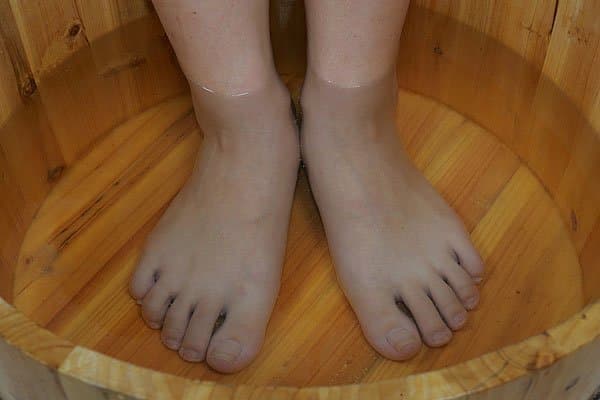 紫癜患者能否用热水泡脚？医生提醒：这样做可能加重病情