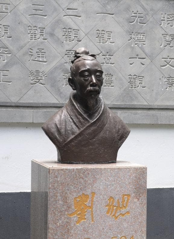 骈体文过分追求形式、对仗和辞藻的堆砌，其名称到清朝才出现