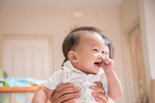 什么时候给宝宝添加辅食更适合？不是4个月或6个月，得看信号