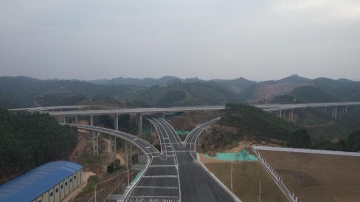 广西多条高速公路建成通车
