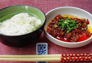 重庆豆花做法大全：荤豆花、素豆花及蘸料制作指南