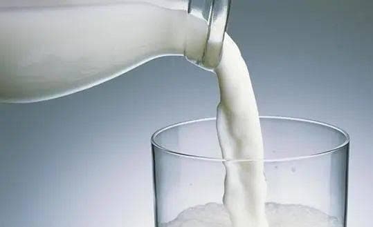 从补钙到助眠：牛奶的四大健康功效与饮用注意事项
