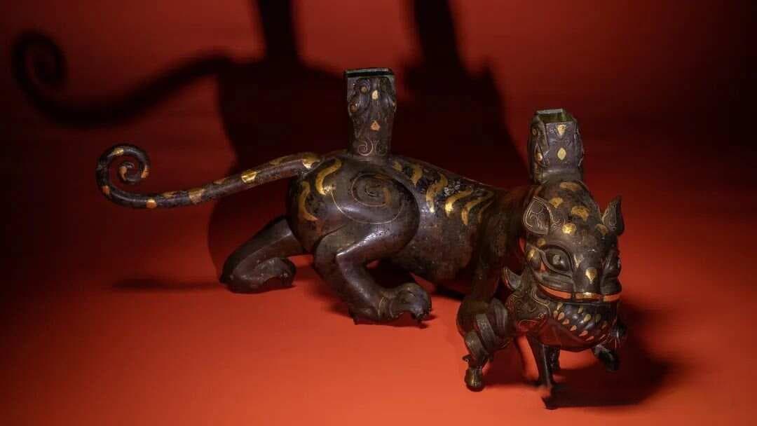 青铜器上的暴力美学——河北博物院藏战国错金银虎噬鹿屏风座