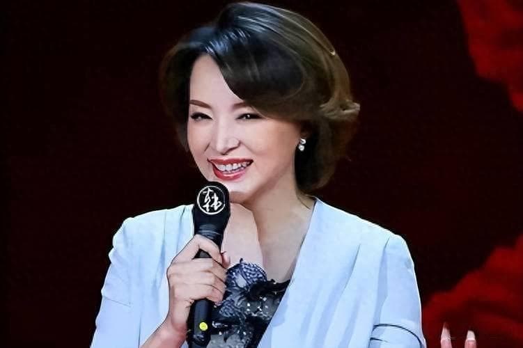 董卿变身华东师大教授，揭秘她的教育新旅程
