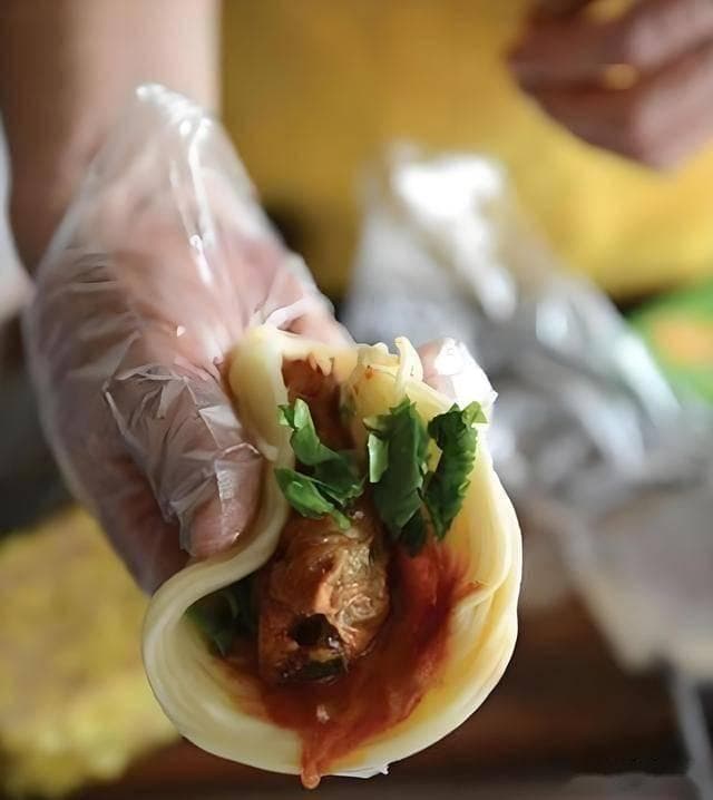 手抓面：一手面条，一手配料，享尽闽南风味