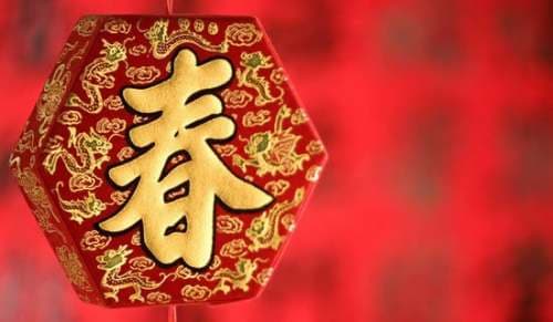 孩子们眼中的春节：放鞭炮、贴春联、吃团圆饭……