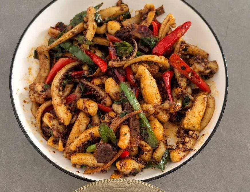 香辣鱿鱼上桌，年夜饭更添喜庆