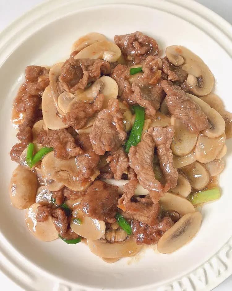 口蘑炒牛肉：营养价值高，做法简单易学