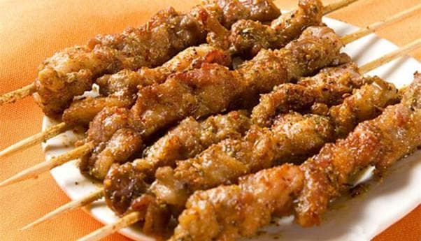 新疆烤羊肉串：传统美食的制作工艺与独特魅力